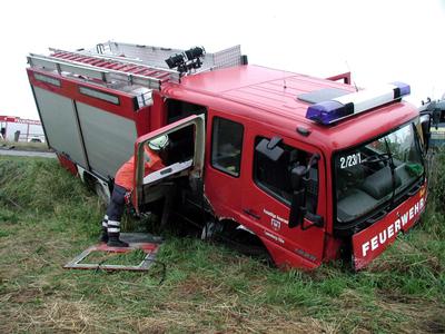 Beim Frontalzusammenstoß eines Autos mit diesem Feuerwehrfahrzeug sind am Montagabend (01.07.2002) bei Hohnstorf (Landkreis Lüneburg) acht Menschen schwer verletzt worden. Trotz Tempo 70 und Überholverbot war ein Pkw-Fahrer auf der Bundesstraße 209 auf die linke Spur gefahren, um einen Lastwagen zu überholen. Dabei ist er frontal mit dem Einsatzfahrzeug zusammengeprallt. dpa/lno/lni
