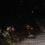 Taucher beschwerten in Niendorf/Konau am Deich angebrachte Planen mit Sandsäcken