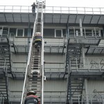 Die Drehleiter Billstedt an der Außenseite der Mehrzweck-Übungshalle der Landesfeuerwehrschule Hamburg.