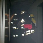 Angriffstrupp kurz vor dem Öffnen einer verschlossenen Tür ©Freiwillige Feuerwehr Lokstedt