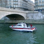Taucherübung auf der Seine in der Nähe von Notre Dame
