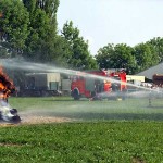 Die Jugendfeuerwehr Curslack bei der Brandschutzvorführung: Brennt Holzhütte in voller Ausdehnung.