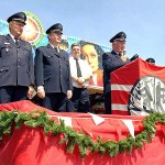 Der Curslacker Wehrführer Werner Meyer begrüßt nach dem Sternmarsch befreundete Vereine und Feuerwehren auf dem Festplatz. An seiner Seite BERF Werner Burmester und DBERF Werner Sannmann