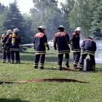 Einsatzvorführung der FF Kirchwerder Süd: Angriffstrupp zur Brandbekämpfung mit dem Schaumrohr vor!