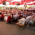 400 Gäste warten auf Margot Hellwig.