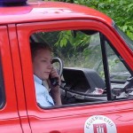 Jugendfeuerwehr-Angehörige beim Absetzen 
der Rückmeldung
