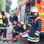 Personen gerettet, Feuer gelöscht, Abspannen. Den PA-Trupps ist die Anstrengung und Hitze anzusehen.