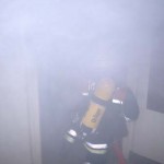 Der Wassertrupp unterstützt den Angriffstrupp
