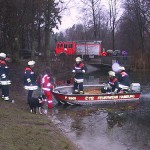 Eine Hundeführerin besteigt mit ihren Hunden das Boot.