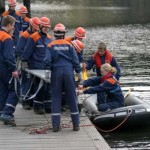 Eine Boje stellte eine Person dar, die von der JF Winterhude aus dem Osterbekkanal gerettet wurde.  (Foto: T.Melfsen)
