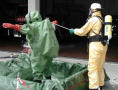 Dekontamination eines Feuerwehrmannes im CSA (Chemikalienschutzanzug)