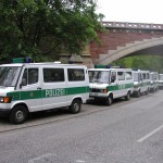 Auch die Polizei ist in Bereitstellung.<br> Standort: Helgoländer Alle zwischen U-Bahnbrücke und Brücke der Seewartenstraße.<br> © Merlin Wolf
