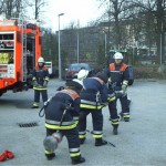 Der Wasser- und Schlauchtrupp beim Kuppeln der Saugeleitung um Wasser aus offenen Gewässern zu entnehmen..<br>© www.bereichsausbildung-eimsbuettel.de<br>