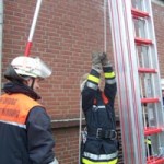 Die Vornahme der 3-Teiligen Schiebeleiter..<br>© www.bereichsausbildung-eimsbuettel.de<br>