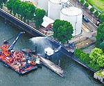 Ansicht der Einsatzstelle am DUPEG-Terminal im Petroleumhafen. (c) Hamburger Abendblatt