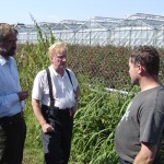 Diskussion der Schadenslage vor Ort: Bezirksamtsleiter Dr. Krupp, DBERF Werner Sannmann und Betriebsinhaber Olaf Lütten aus Curslack.KD.