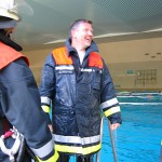 Alle Fragen wurden richtig beantwortet. Trotzdem ist Bernd gesprungen und kommt gerade aus dem Wasser. (Interessant: Die Einsatzkleidung wird im Wasser nicht allzu schwer. Man kann damit schwimmen!)