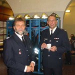 Der Geschäftsführer des Landesbereichsführers Hans-Erich Boennen mit dem Wehrführer der FF Stellingen André Jänicke. <br>© FF Stellingen<br>
