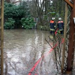 Die FF'en Groß-Flottbek, Osdorf und Nienstedten in Zusammenarbeit mit der Stadtentwässerung und dem BerF Altona bei dem großflächigen Wasserrohrbruch. (c)Foto: Harald Rieger