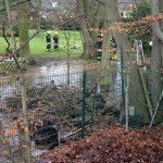 Die FF'en Groß-Flottbek, Osdorf und Nienstedten in Zusammenarbeit mit der Stadtentwässerung und dem BerF Altona bei dem großflächigen Wasserrohrbruch. (c)Foto: Harald Rieger