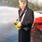 Auch Innensenator Udo Nagel wollte einmal das kleinste Löschfahrzeug Hamburgs fernsteuern. Foto: Sascha Häfele