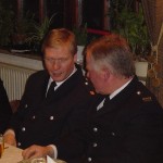 Wehrführer Werner Meyer (rechts) im Gespräch mit Bereichsführer Werner Burmester.