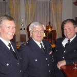 BERF Werner Burmester (links) mit LBF a.D. Hermann Stahlbuhk (Bildmitte) und WF a.D. Karl-Heinz Puttfarcken aus Altengamme.