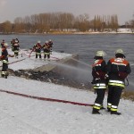 Brandstellenübung an der Elbe: Wasserentnahme aus offenem Gewässer - Vornahme von zwei C-Rohren und einem B-Rohr.