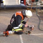 Arbeiten mit dem hydraulischen Rettungssatz. Lars Rieck wechselt vom Stempel auf den Spreizer und übergibt das Gerät anschließend einsatzbereit an den angreifenden Trupp.