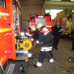 Vornahme des hydraulischen Rettungssatz Schere und Spreizer.