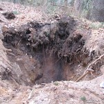 Nach der Sprengung der Granate ist nur noch ein großes Loch übergeblieben.