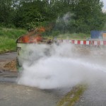 Der Container ist schon sehr heiß geworden. Das Löschwasser verdampft schlagartig.