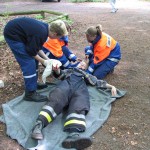 Ein Arbeiter hat sich im Wald mit einer Bügelsäge an der Hand verletzt. Die Feuerwehr hilft.