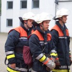 Zwischenprüfung: Der Gruppenführer gibt den beiden Trupps den Einsatzbefehl zum Schaumangriff<br>Foto: Jahnke