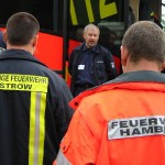 Einsatzkräfte bei der Besprechung