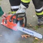 Eine weitere Kettensäge kommt zum Einsatz.