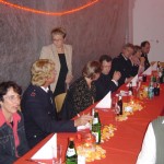 Die Jubilare mit ihren Partnerinnen an der Stirnseite der Tafel.