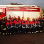 DAS TEAM: Die Jugendfeuerwehr mit Jugendwart und Betreuern.