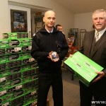 Wehrführer der FF Hummelsbüttel, Peter Wegemer (35), zeigt die DVD mit Filmen zur Unfallverhütungsvorschrift. Lutz Kettenbeil von der Hamburger Feuerwehr-Unfallkasse hat den passenden DVD-Player