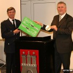 Hermann Jonas erhielt symbolisch das erste Gerät von Lutz Kettenbeil, Geschäftsführer der Feuerwehr-Unfallkasse.
