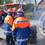 Die Jugendfeuerwehr bekämpft das Feuer in zwei brennnenden Fässern.