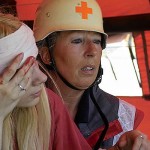 im Rettungszelt wird die Kopfwunde versorgt