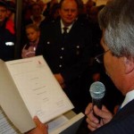 Überreichung der Gründungsurkunde an den Wehrführer der FF-Duvenstedt