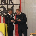 LBF Jonas übergibt ein Präsent für das Feuerwehrhaus an WF Hesse