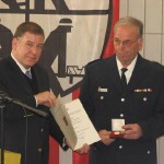 Übergabe der Urkunde und Ehrenzeichen für 40 Jahre Feuerwehrdienst an BI Grävell