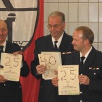 Die drei Jubilare mit den Urkunden des Bereichs Altona