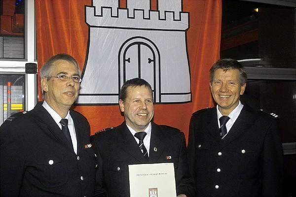 von links: Wehrführer FF Bille, Jens Albers; Jubilar Reiner Kröger; Bereichsführer Bergedorf, Bernd Nohdurft
<br>© Jörg Plagens