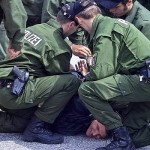 Nachdem er im Reisebus eine Pistole gezogen hatte , wurde er von der Polizei überwältigt
