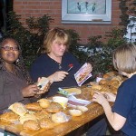 Elisa, Birgit und Melanie bereiteten das Frühstück vor