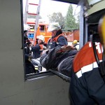 Ein schwergewichtiger Patient muß durch das Fenster gerettet werden